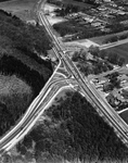 847608 Luchtfoto van de aansluiting van de Veenendaalsestraatweg op de Cuneraweg (onderdeel van de T13, de tertiaire ...